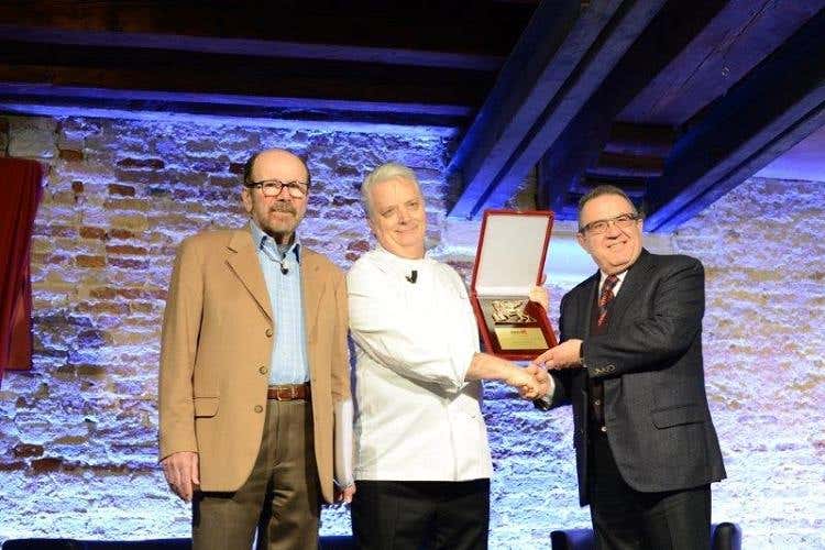 La consegna del Leone alla carriera a Iginio Massari, al centro; a sinistra Marcello Coronini; a destra Elio Dazzo, presidente dell'Aepe, Associazione esercenti pubblici esercizi di Venezia. Foto di Alice Ostan.